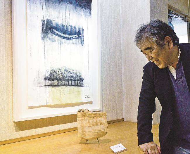 作品を説明する井田勝己さん＝米子市角盤町１丁目、ＪＵ米子高島屋
