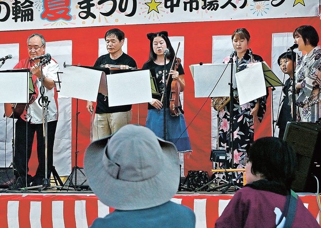 「やすぎ月の輪夏まつり」のステージで演奏する出演者＝安来市安来町