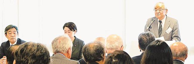 研修会であいさつをする自民党島根県連の細田重雄会長（奥右）＝東京・永田町、自民党本部
