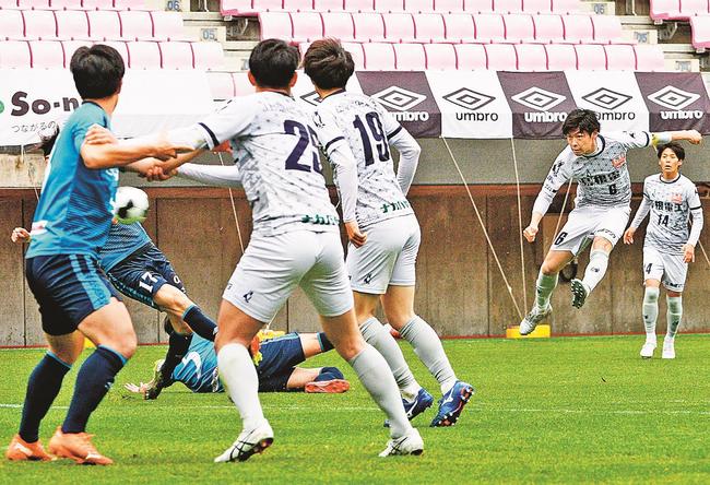【第２節・松江シティＦＣ－ソニー仙台ＦＣ】前半、コーナーキックを受けたＭＦ垣根拓也（右から２人目）がシュートを放つ
