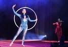 優雅なバイオリン演奏に乗って、しなやかに宙を舞うエアリアルフープ