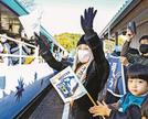 奥出雲おろち号を見送るナーテルこと南波由美子さんや住民たち＝雲南市大東町飯田、ＪＲ出雲大東駅