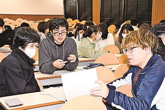 スクラップした記事を読み、感想や意見を述べ合う学生＝米子市彦名町、米子工業高等専門学校