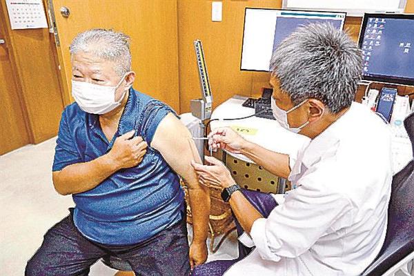 クリニックで新型コロナの改良型ワクチンを接種する男性＝２０２３年９月、東京都港区（資料）