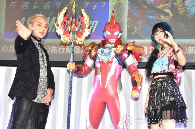 祭典『TSUBURAYA CONVENTION 2025』前夜祭イベントに登壇した（左から）ASH、ウルトラマンオメガ、MindaRyn （C）ORICON NewS inc.