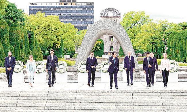 原爆慰霊碑への献花を終えたＧ７の首脳たち＝５月１９日、広島市の平和記念公園（代表撮影）