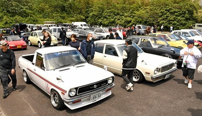 往年の名車や旧車を楽しむ来場者＝大田市温泉津町温泉津、温泉津総合運動場
