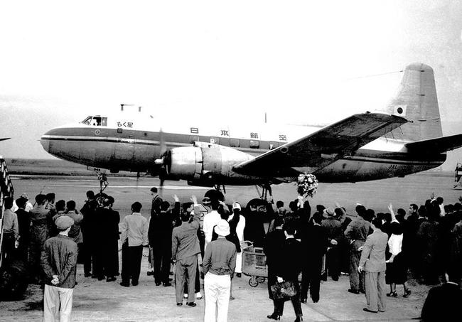１９５１年１０月２５日、戦後初の民間航空として就航した日本航空の１番機「もく星号」