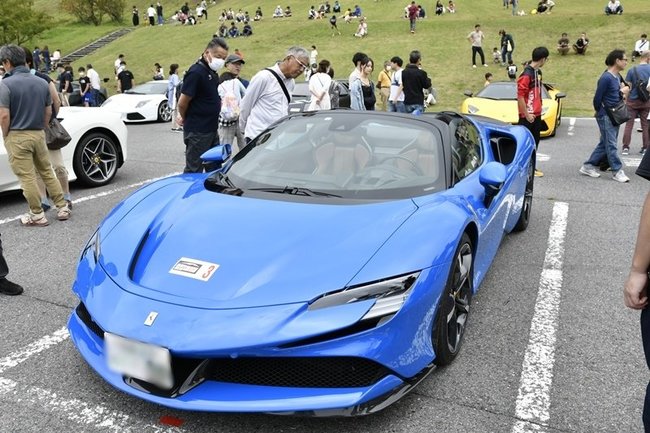 現行モデルのフェラーリ＝鳥取県大山町大山（写真の一部を加工しています）