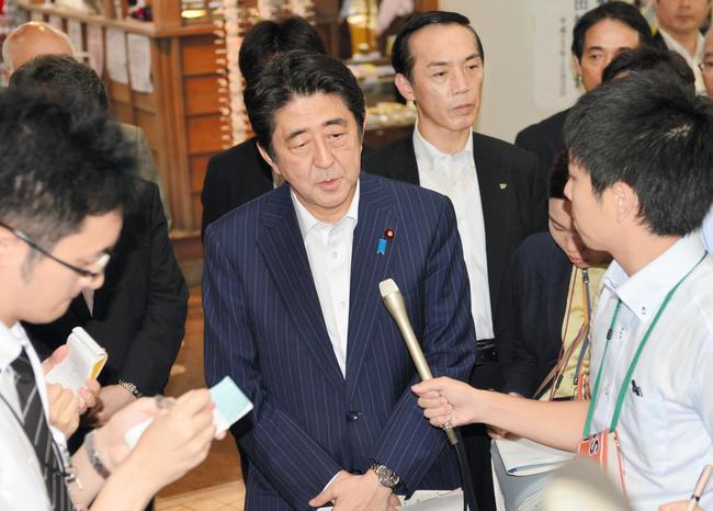 山陰視察で「地方創生本部」の新設を表明した後、記者団の質問に答える安倍晋三首相（当時）＝２０１４年６月１４日、境港市の夢みなとタワー