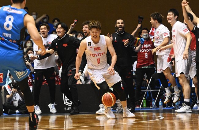 試合終了の瞬間、準決勝進出を決めて喜ぶ安藤周人（中央）らＡ東京の選手たち