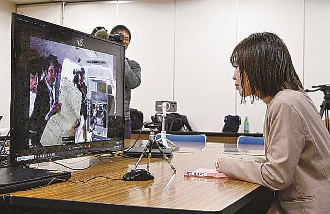 「オンライン立ち会い」のリハーサルで、投票の様子を確認する鳥取県智頭町の職員＝９日、智頭町役場