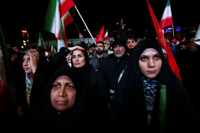 米国とイランの2週間停戦合意を受け、テヘランで集まった人たち∥8日(WANA提供・ロイター∥共同)