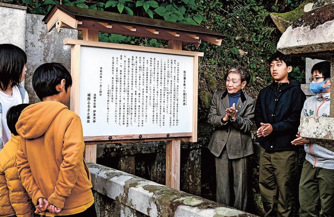 功績を紹介した顕彰板をお披露目し、朝日丹波をたたえる参加者＝松江市外中原町、法眼寺