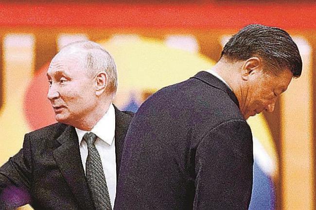 「一帯一路」の国際会議で演説を終えたロシアのプーチン大統領。右は中国の習近平国家主席＝１８日、北京の人民大会堂（共同）