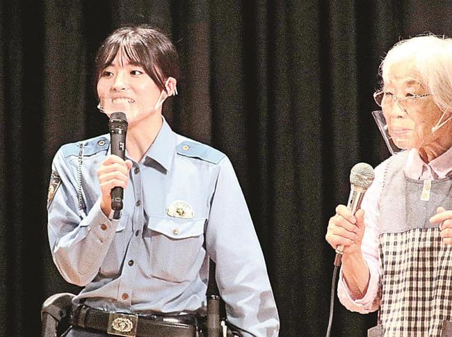 警察官として特殊詐欺防止に向けた寸劇で注意点を伝える尾崎寧々巡査（左）＝出雲市斐川町荘原、斐川文化会館