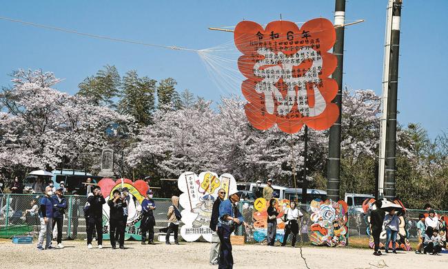 宙に舞ういぐり凧の祝い凧＝島根県隠岐の島町栄町、町総合運動公園