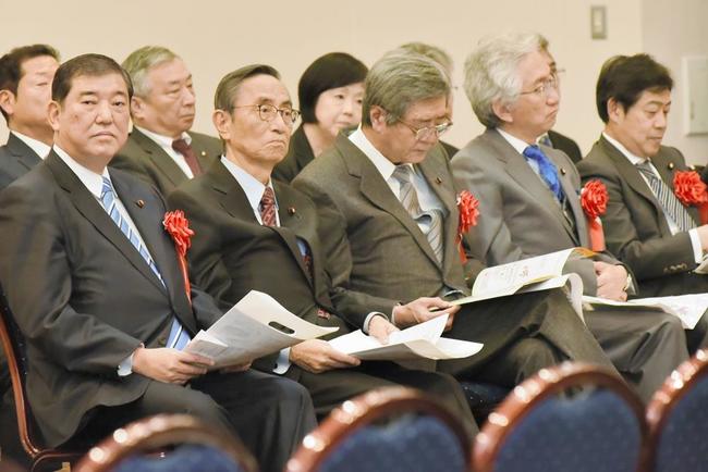 山陰新幹線の早期実現を求める決起大会に出席した地元選出国会議員たち＝２０１８年２月１１日、松江市内