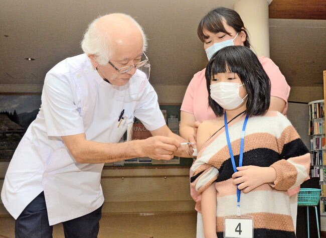 ワクチン接種を受ける子ども（右）＝鳥取県智頭町智頭、智頭病院