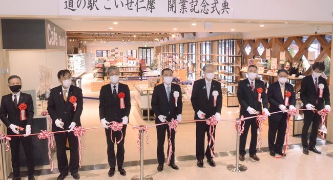 テープカットをして開業を喜ぶ関係者