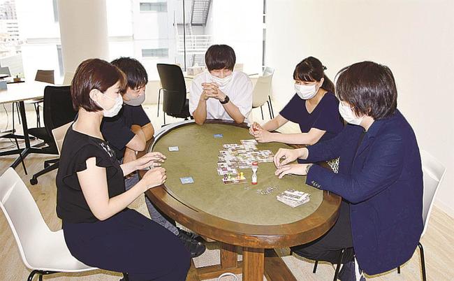 仕事の合間にボードゲームで遊び、リフレッシュするＭｏｎｏｘｅｒ（モノグサ）の最高技術責任者（右端）ら＝東京都文京区