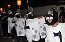 独特の衣装に身を包み、津和野踊りを披露する参加者