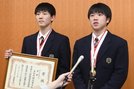 全国高校選抜卓球大会の男子団体初優勝を振り返る出雲北陵高校の小野泰和主将（右）と黒田昌秀選手＝松江市殿町、島根県庁