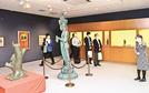 記念特別展「安来ゆかりの美術家たち」の展示品を鑑賞する関係者＝安来市広瀬町布部、市加納美術館