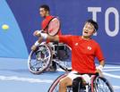 男子ダブルス２回戦　プレーする荒井（奧）、三木組＝有明テニスの森公園
