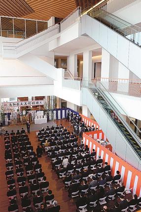 吹き抜けの「ひろま」=倉吉市駄経寺町2丁目、鳥取県立美術館