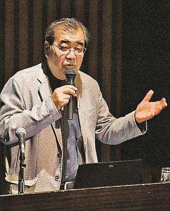 ヨーロッパや日本の画家について語る岡泰正さん＝松江市袖師町、島根県立美術館