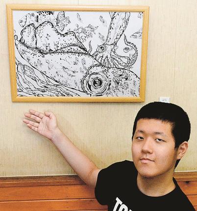作品を紹介する中原悠月さん＝鳥取市丸山町、喫茶ロマン