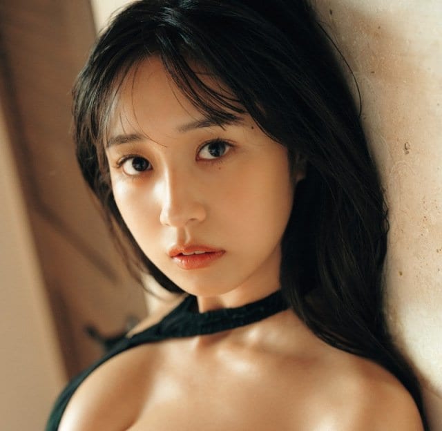 溝端葵=『週刊ヤングマガジン』49号(講談社)