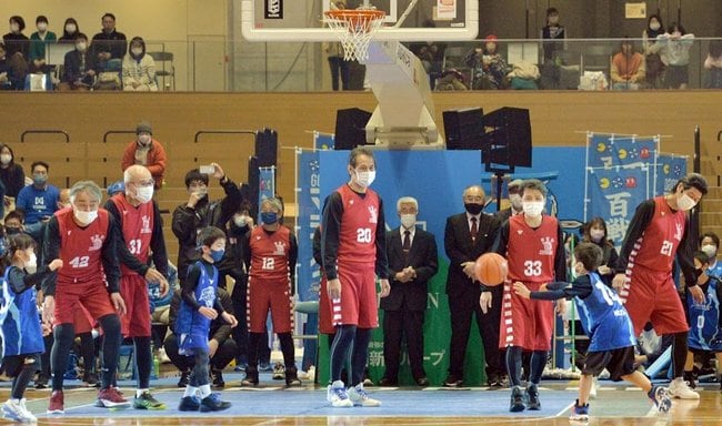 小学生とイベントを楽しむくにびき国体成年男子バスケットボールチームのメンバー＝松江市学園南１丁目、市総合体育館