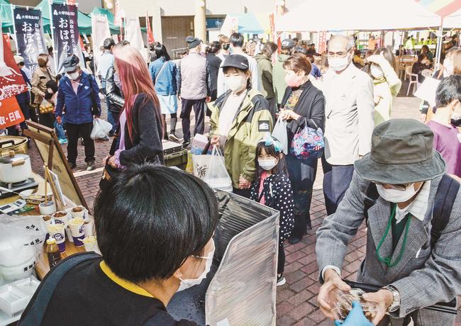 にちなん食のバザールで、特産品などを買い求める来場者＝鳥取県日南町霞、町総合文化センター