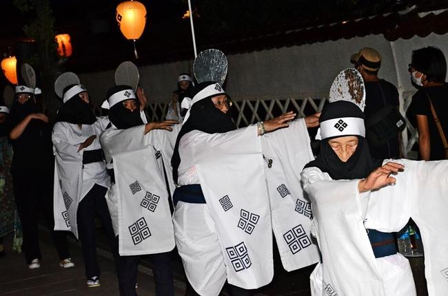 独特の衣装に身を包み、津和野踊りを披露する参加者