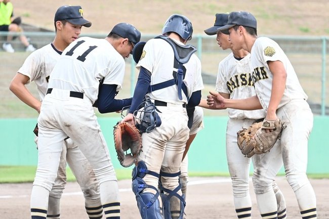 【２回戦・大社ー津和野】９回表、マウンドに集まる大社の選手たち＝県立浜山公園野球場