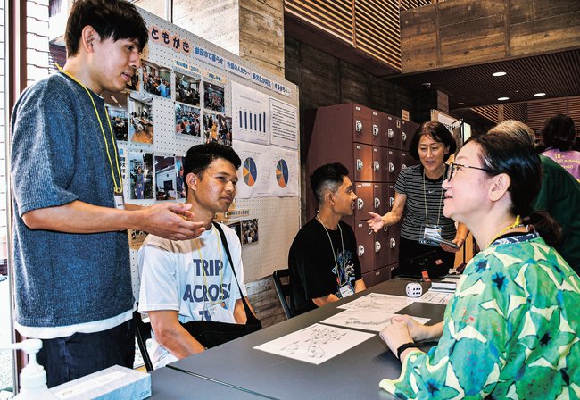 活動について語り合う来場者＝益田市有明町、島根県芸術文化センター・グラントワ