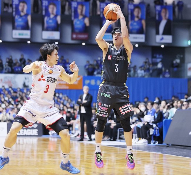 【第４２戦・島根ー名古屋Ｄ】第２クオーター、島根の安藤誓哉（右）がシュートを放つ＝松江市総合体育館