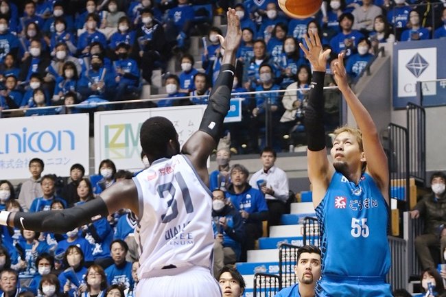 【第３４戦・島根－京都】第１クオーター、島根の谷口大智（右）が３点シュートを決める＝松江市総合体育館