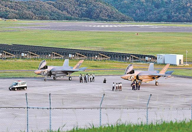 萩・石見空港に緊急着陸した米軍機２機＝５日午後５時４０分ごろ、益田市内田町、萩・石見空港