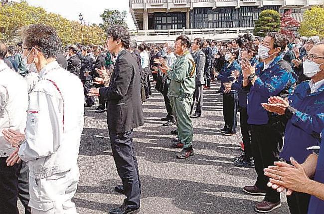 衆院島根１区補選の立候補者の第一声を聞こうと集まった有権者たち＝１６日午前、松江市内