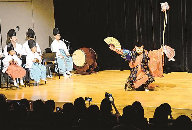 「恵比須」を披露する石見神楽東京社中のメンバーたち＝東京都千代田区、インド大使館