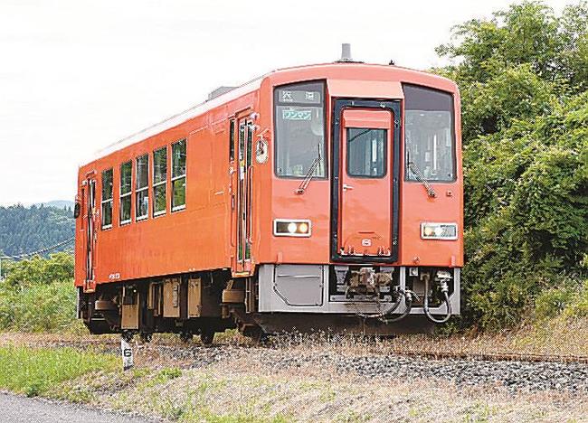 レール高温による運転見合わせが相次ぐＪＲ木次線の普通列車＝雲南市木次町里方