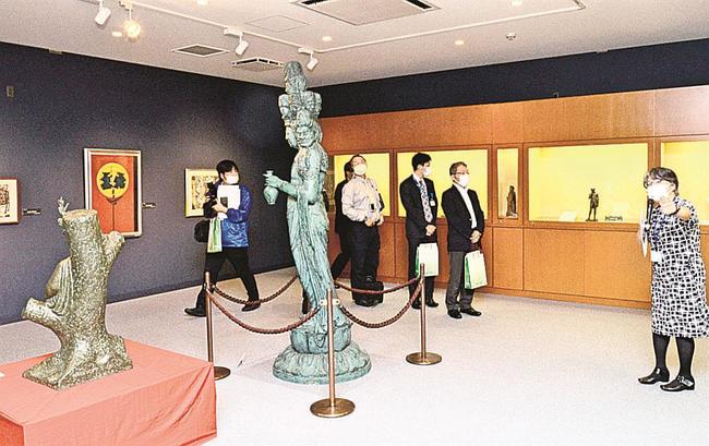 記念特別展「安来ゆかりの美術家たち」の展示品を鑑賞する関係者＝安来市広瀬町布部、市加納美術館