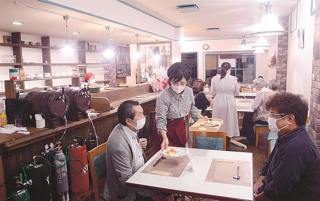 １６日に洋風居酒屋のプレイベントが開かれた店内＝大田市大田町
