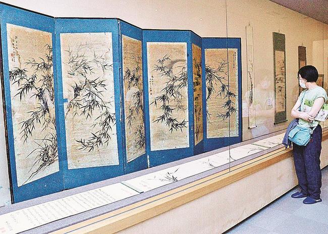 作品に見入る来館者＝益田市乙吉町、市立雪舟の郷記念館
