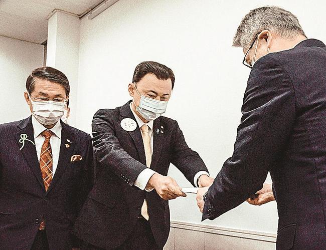 ＪＲ西日本米子支社の佐伯祥一支社長（右端）に要望書を手渡す丸山達也知事（中央）と平井伸治知事＝米子市末広町、米子コンベンションセンター