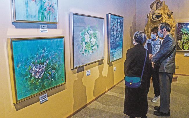 作品を鑑賞する関係者＝出雲市天神町、今岡美術館
