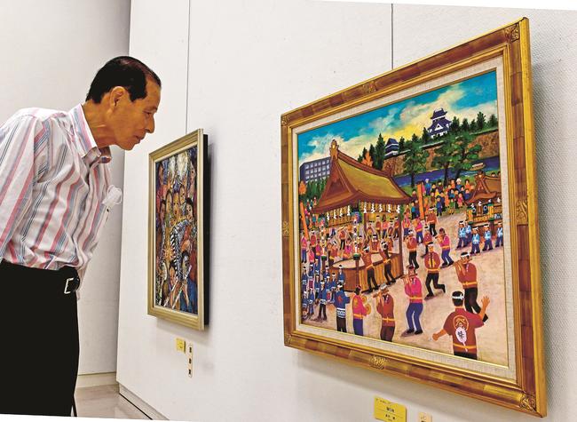 作品を鑑賞する来館者＝松江市袖師町、島根県立美術館